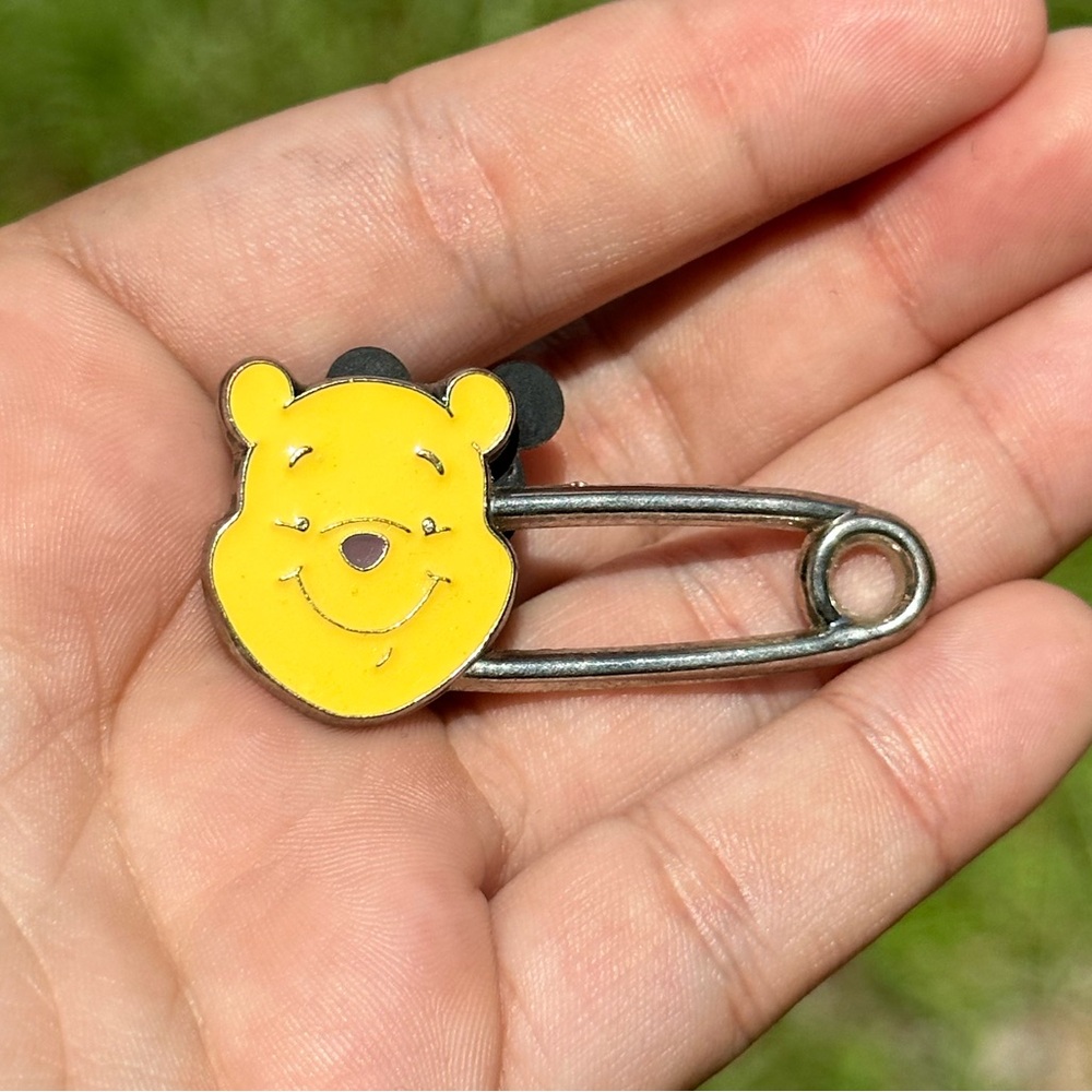 2015 Winnie the Pooh Hong Kong Safety Disney Enamel Pin 🐻🍯❤️✨